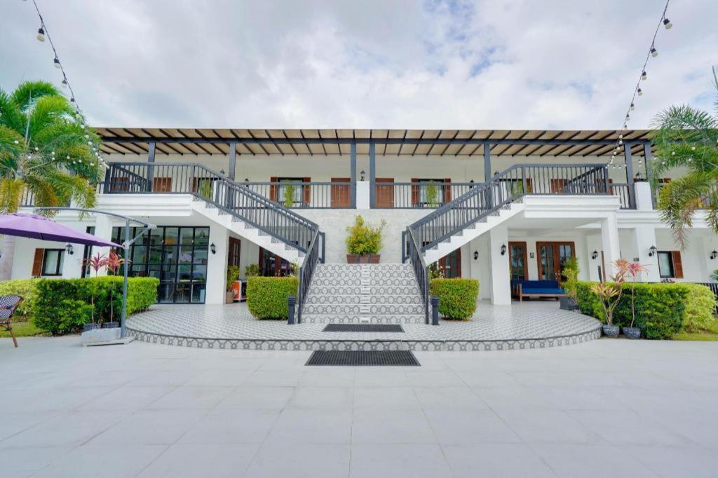The Mansion Hotel Mabalacat Exterior photo